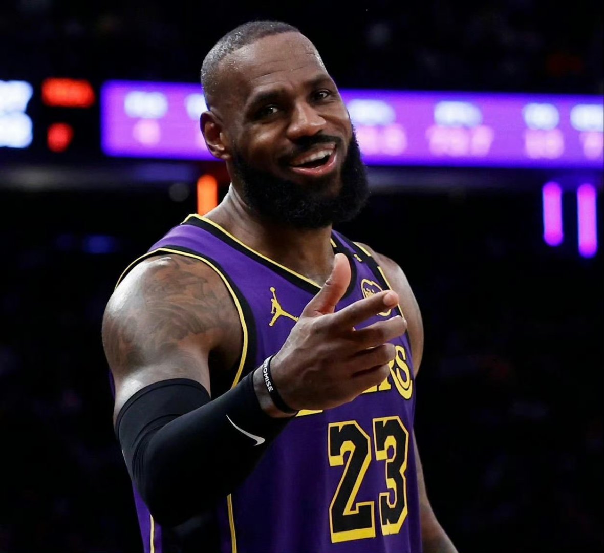 开云体育-詹姆斯迎来十五赛季高光表现，掘金球迷沸腾！的简单介绍